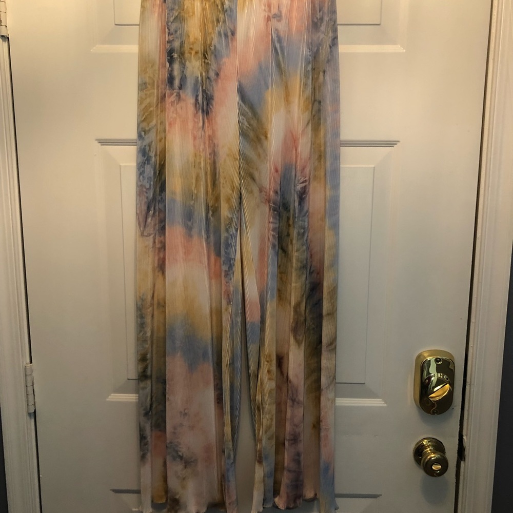 Wide leg, ribbed loose pant.